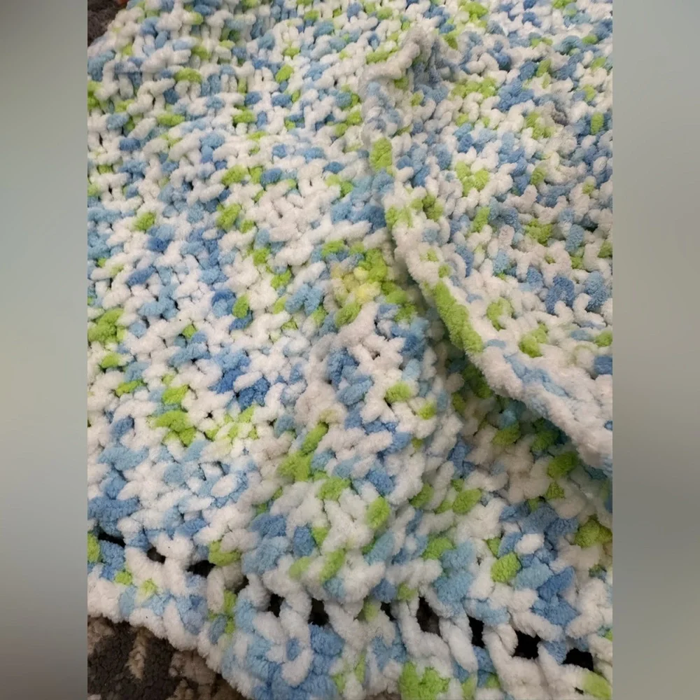 Soft Throw Blue Green White‎ Approximately 40x37